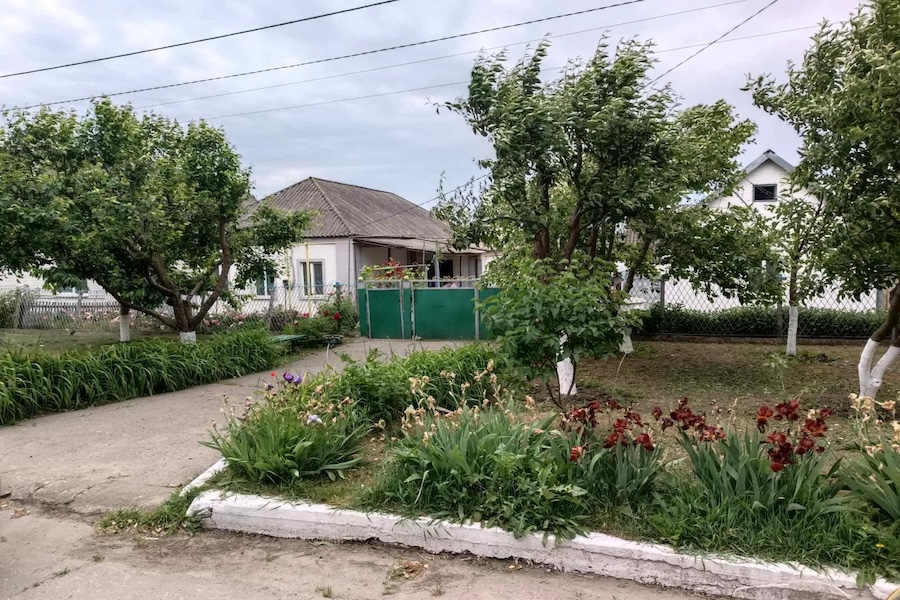 Віра вийшла заміж за місцевого хлопця. Жили окремо, але не склалося в них. Прожили всього близько трьох років, правда дітей не було, і розійшлася Віра з чоловіком. Поки Віра жила з чоловіком, посватався до її матері Фаїни Захар. Дочка із зятем порадили їй вийти за нього. Захар був непоганим чоловіком. Прожили вони сім років. Якось лягла Фаїна у лікарню. – Мамо, не хвилюйся, я тут подивлюся за господарством, – пообіцяла Віра. І подивилася. Фаїна приїхала додому, а в хаті все змінилося. Захар невдоволено зустрів її: – Чого так рано виписали? Віра теж скоса поглядала на матір. А потім Фаїна все зрозуміла