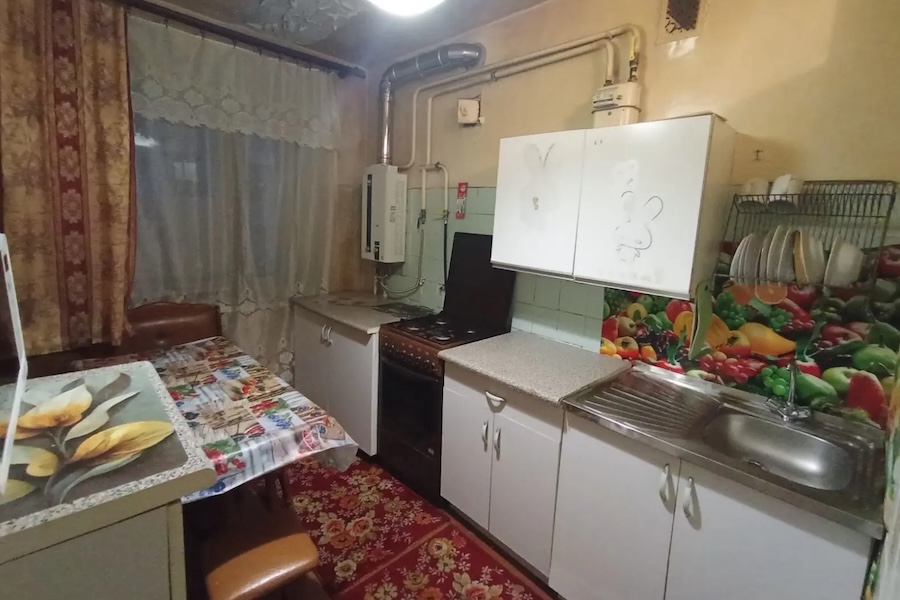 Євген завжди був красенем та ще й розумним. Однокласниці, всі без винятку, мріяли з ним дружити! Після школи Євген пішов на службу, а потім вступив на навчання. Там він знову опинився в центрі жіночої уваги… Якось хлопець пішов був у кіно. Додому Євген повернувся аж наступного дня, і не один, а з дівчиною! – Мамо, тату, я одружуюся! – з порога заявив він батькам. – З ким саме?! – хором вигукнули ті, боязко поглядаючи на його непоказну супутницю. Та й сама була дуже здивована. Мати з батьком не розуміли, що це таке взагалі робиться